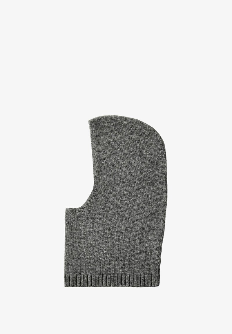 Šedá pletená kukla s jemnou texturou, se zaoblenou horní částí a otvorem pro obličej, žebrovaným okrajem na spodní straně.