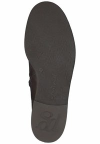 Černá podrážka boty s texturovanou gumou pro lepší přilnavost, s vyraženým logem a hladkými okraji. Jedinečný vzor pro trakci.