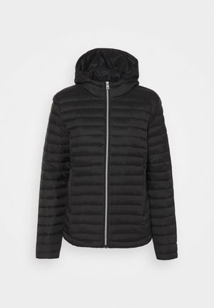 Doudoune noire matelassée avec des coutures horizontales, fermeture éclair complète à l'avant et capuche attachée sur un fond clair uni.