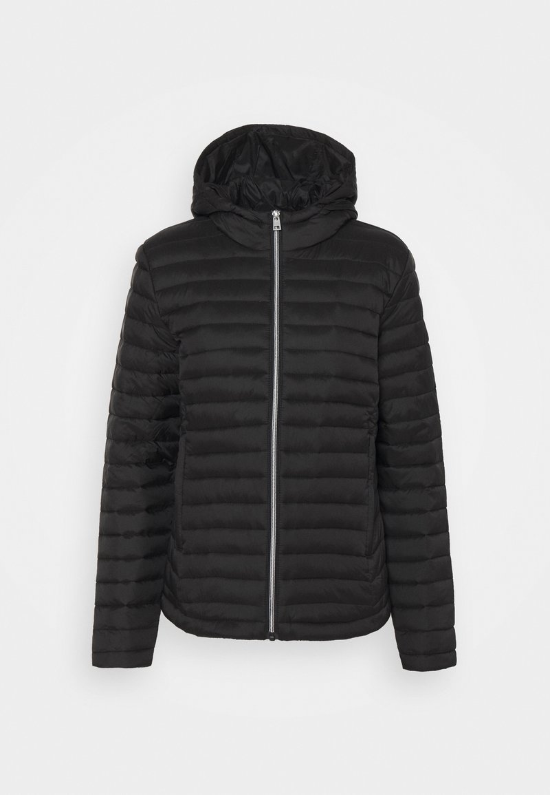 Doudoune noire matelassée avec des coutures horizontales, fermeture éclair complète à l'avant et capuche attachée sur un fond clair uni.