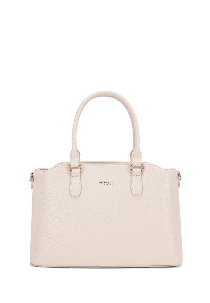 Lichtbeige handtas van gestructureerd synthetisch materiaal, met twee ronde handvatten en gouden hardware, voorzien van een ritssluiting en logo-detail.