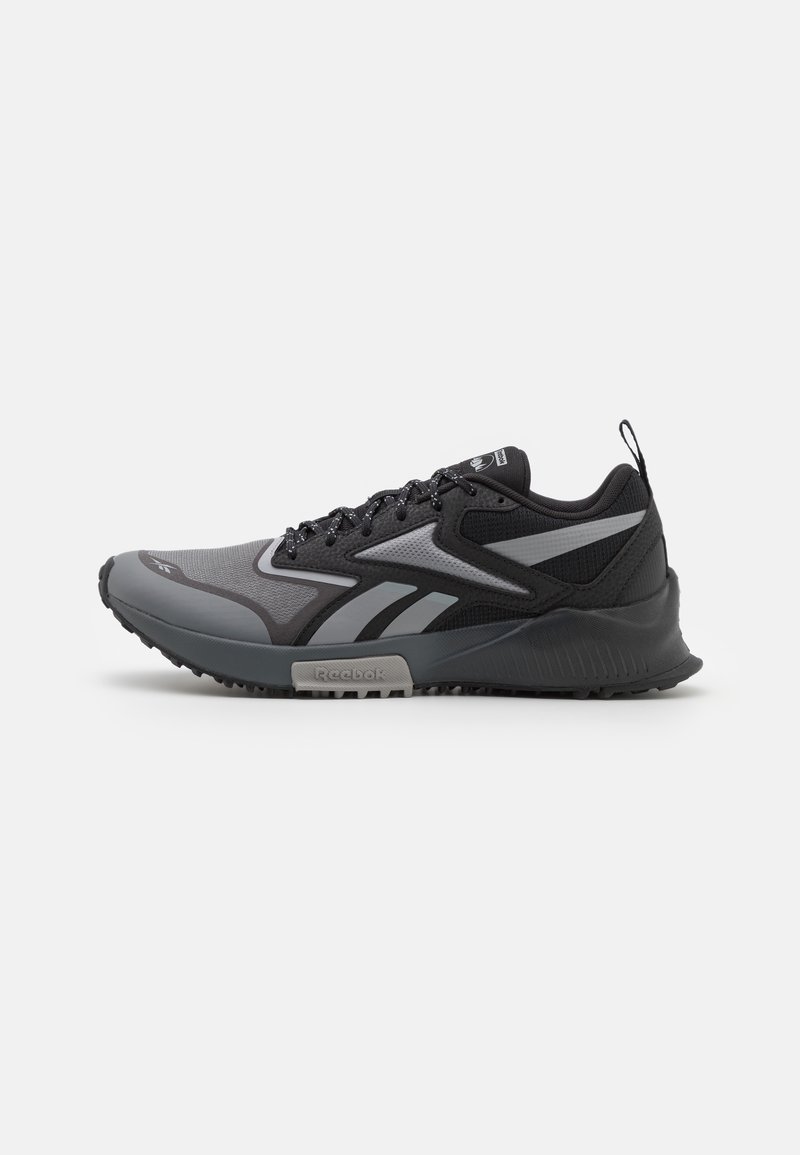 Scarpe sportive nere e grigie con tomaia in mesh e sintetico, dotate di una suola testurizzata, lacci prominenti e logo Reebok.