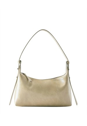Sac à bandoulière en cuir beige avec une fermeture éclair incurvée sur le dessus, une seule bandoulière et des détails de coutures verticales sur les deux côtés.