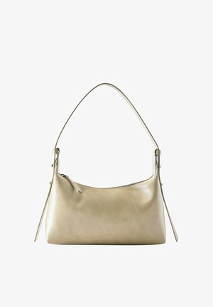 Sac à bandoulière en cuir beige avec une fermeture éclair incurvée sur le dessus, une seule bandoulière et des détails de coutures verticales sur les deux côtés.