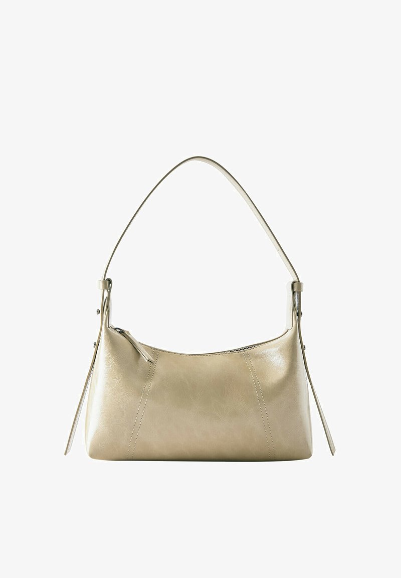 Sac à bandoulière en cuir beige avec une fermeture éclair incurvée sur le dessus, une seule bandoulière et des détails de coutures verticales sur les deux côtés.