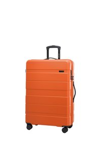 Tvrdý oranžový kufr s vroubkovaným designem, výsuvnou rukojetí a čtyřmi černými koly pro snadnou mobilitu. Obsahuje zámkový mechanismus.