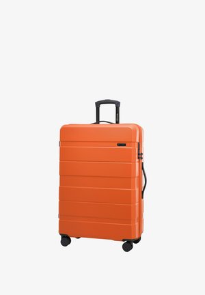 Valigia rigida arancione con design a righe, manico telescopico e quattro ruote nere per la mobilità. Dotata di un meccanismo di chiusura.