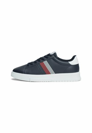 Sneakers blu navy in pelle liscia con tre strisce diagonali rosse e bianche, suola in gomma bianca e lacci neri.