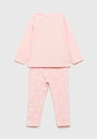 Vaatekoko pinkki puuvillapijama, jossa on pitkähihainen paita ja legginsit. Paita on tasaisen pinkki; legginsit esittävät valkoista lammaskuviota pinkillä taustalla.