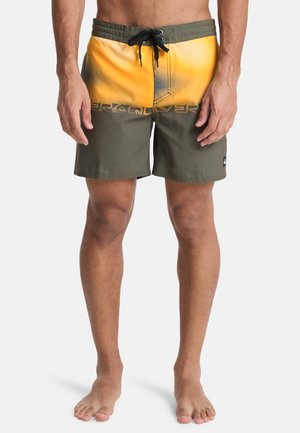 Męskie kąpielówki z gradientem zielono-pomarańczowym, z elastycznym pasem, sznurkiem do regulacji i nadrukowanym logo z przodu. Wykonane z lekkiego materiału.