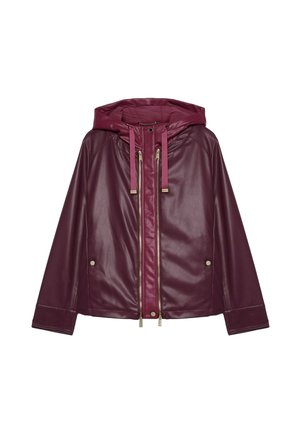 Giacca in pelle bordeaux con cappuccio, dotata di due tasche frontali con zip e cordini al collo. Texture liscia con dettagli in metallo.