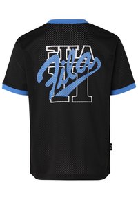 Camiseta deportiva de malla negra con acentos azules y un prominente logo en blanco y azul de "Fila" en la parte posterior, con un cuello redondo y mangas cortas.
