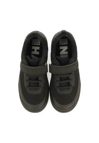Scarpe sportive nere con parte superiore in mesh, dotate di una fascia in Velcro, lacci e suola in gomma texturizzata per una presa ottimale. Progettate per comfort e durata.