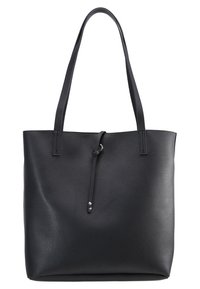 Czarna torba na ramię z gładkiej skóry, z dwoma wydłużonymi uchwytami i prostym designem. Posiada zamknięcie na ściągacz oraz metalowe akcenty.