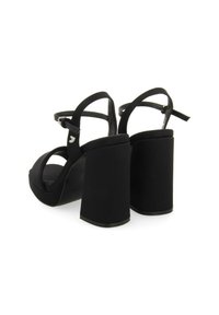Sandales à plateforme noires avec un talon bloc solide, une sangle de cheville ajustable et une tige en tissu lisse. Design minimaliste avec un accent matériel simple.