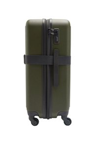 Oliwkowa twarda walizka z czarnym zamkiem błyskawicznym, zamkiem szyfrowym, plastikowym paskiem i czterema kółkami dla lepszej mobilności.