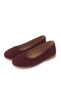 Bailarinas de ante burdeos con punta redonda, diseño minimalista, textura suave y suela de goma baja en tono beige. Sin herrajes ni adornos visibles.