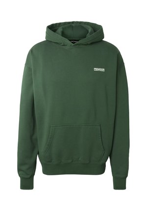 Tumehe roheline kapuutsiga dressipluus esikülje tasku ja väikese valge "PEGADOR MOMENTS TO MEMORIES" logoga rinnal.