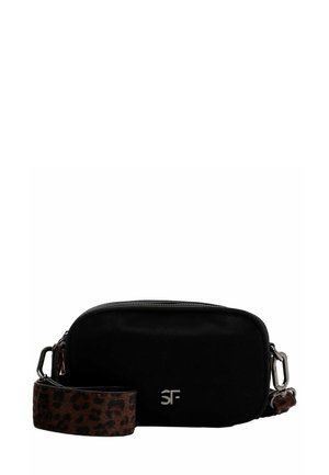 Borsa a tracolla rettangolare nera con zip argentata, dotata di una tracolla rimovibile in pelliccia sintetica leopardata e con logo sul fronte.