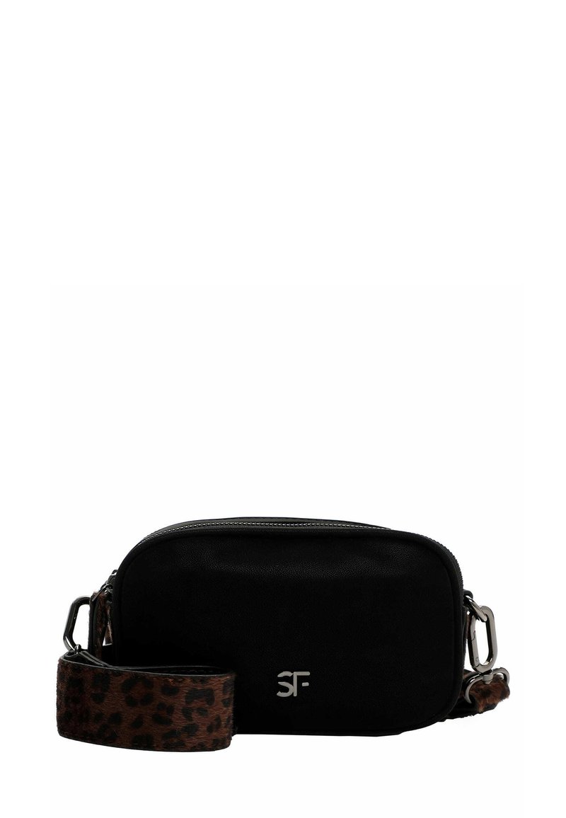 Borsa a tracolla rettangolare nera con zip argentata, dotata di una tracolla rimovibile in pelliccia sintetica leopardata e con logo sul fronte.