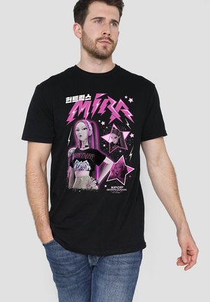 Schwarzes Baumwoll-T-Shirt mit grafischem Design in Pink- und Weißtönen, Cartoon-Charakter-Illustrationen und Blitzelementen.