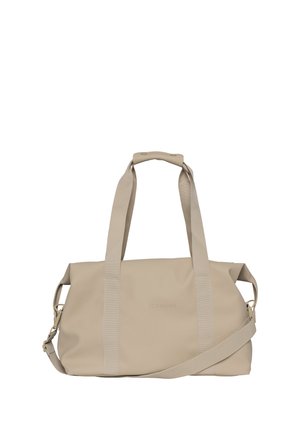 Beige rektangulær duffelbag med doble håndtak, justerbar skulderstropp og et subtilt preget logo midt foran.