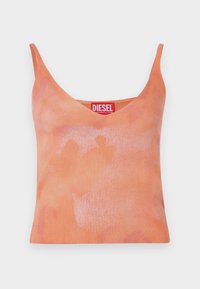 Débardeur en maille côtelée orange avec fines bretelles et étiquette rouge Diesel à l'encolure sur un fond clair uni.