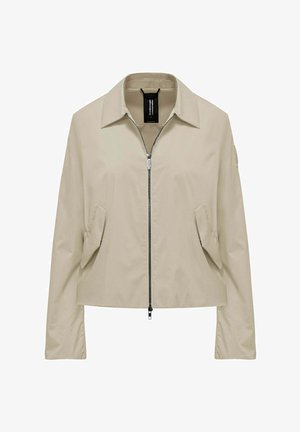 Beżowa lekka kurtka z kołnierzem, dwustronnym zamkiem błyskawicznym z przodu i patkowymi kieszeniami po bokach, zaprojektowana na regularny krój.