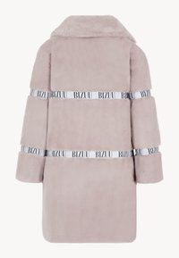 Jasnoróżowy płaszcz z sztucznego futra, z szerokim kołnierzem, oversize'owymi rękawami i białymi elastycznymi paskami z logo na ciele i rękawach.