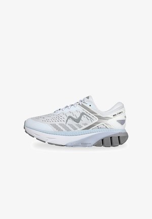 Scarpa da corsa bianca con tomaia in rete, accenti grigi e suola texturizzata. Presenta un collare imbottito, design con lacci e logo sul lato.