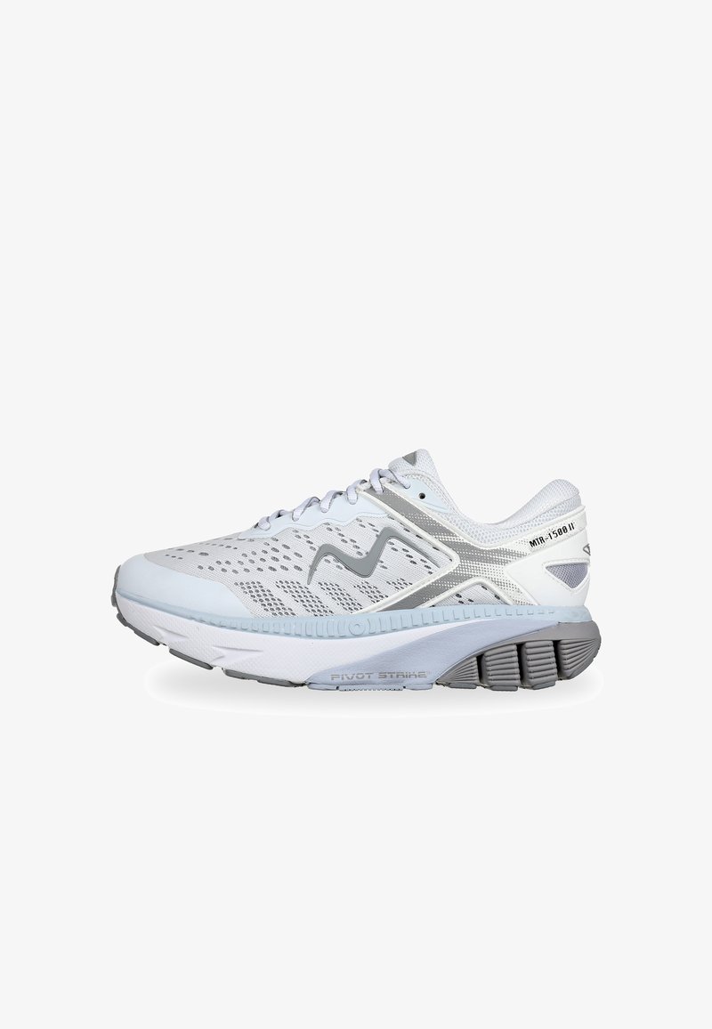 Zapatilla de running blanca con parte superior de malla, acentos grises y suela texturizada. Cuenta con un collar acolchado, diseño con cordones y un logo en el lateral.
