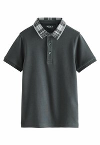 Mørkegrå polo shirt med en ternet sort og hvid krave, tre knaplukninger, korte ærmer og en ensfarvet kant. Brandlogo inden i kraven.