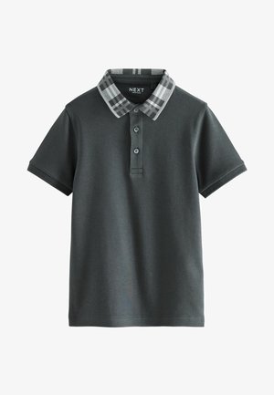 Mørkegrå polo shirt med en ternet sort og hvid krave, tre knaplukninger, korte ærmer og en ensfarvet kant. Brandlogo inden i kraven.