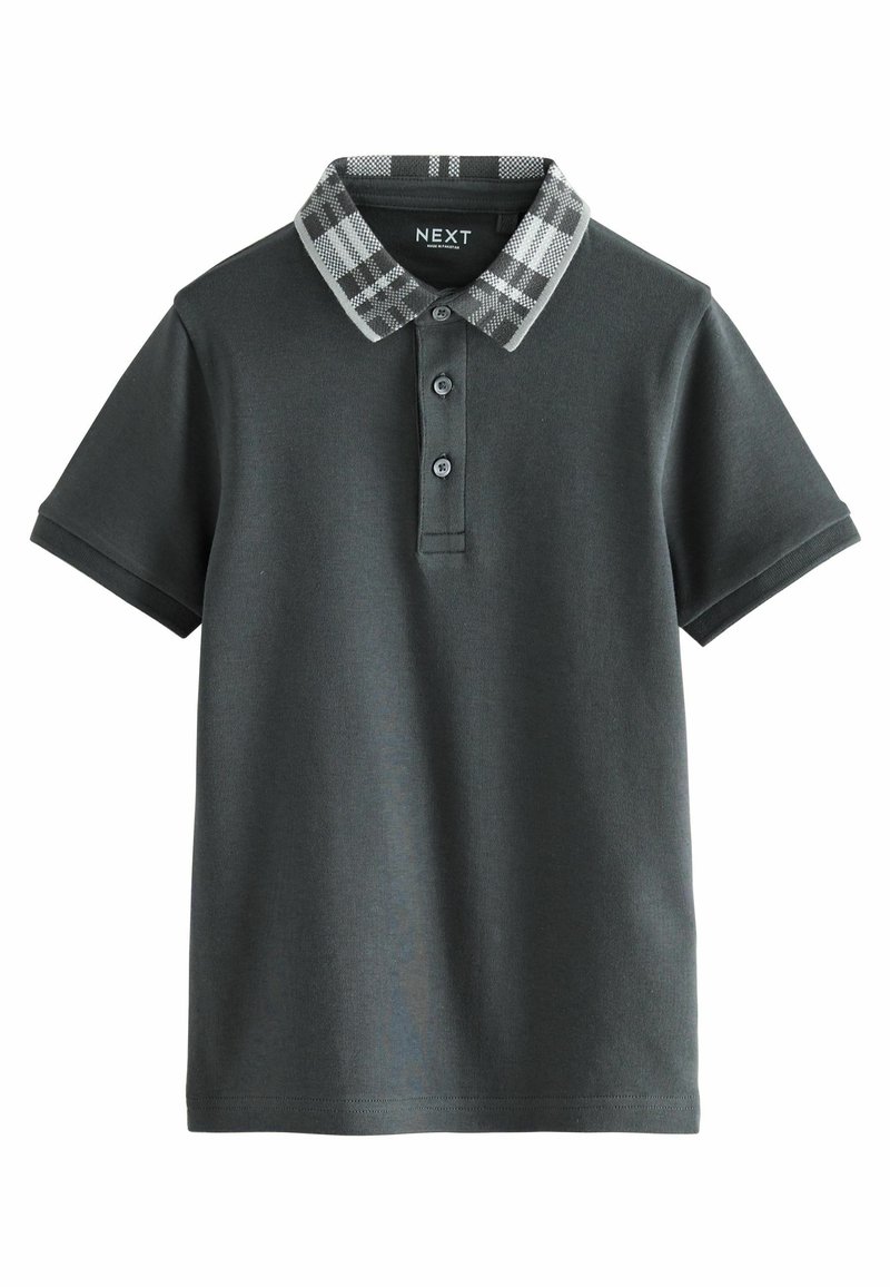 Mørkegrå polo shirt med en ternet sort og hvid krave, tre knaplukninger, korte ærmer og en ensfarvet kant. Brandlogo inden i kraven.