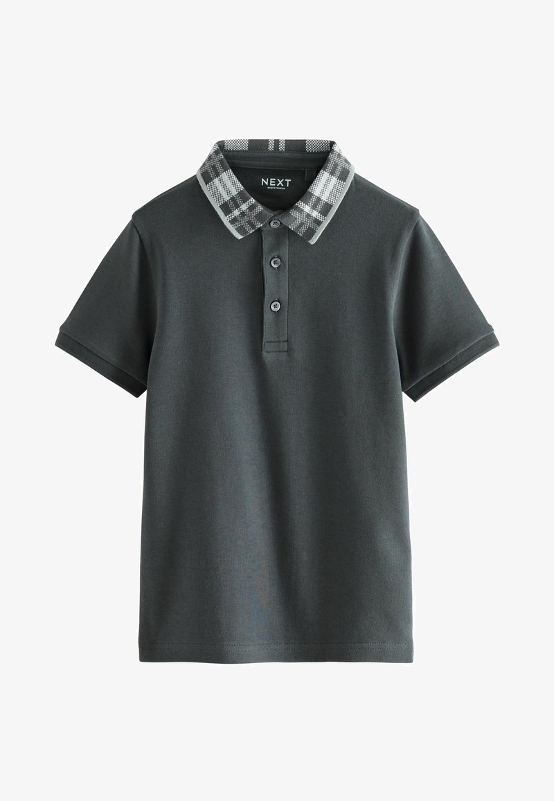 Polo shirt grigio scuro con colletto a quadretti bianco e nero, pattina con tre bottoni, maniche corte e orlo semplice. Logo del brand all'interno del colletto.