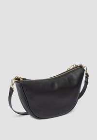 Schwarze Leder-Crossbody-Tasche mit strukturierten Oberflächen, geschwungener Form, Reißverschluss und goldenen Hardware-Details. Verstellbarer Schulterriemen enthalten.