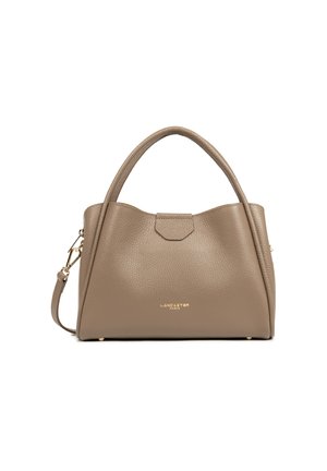 Borsa a tracolla in pelle beige texture, con due manici arrotondati, una tracolla staccabile e accentuazioni metalliche dorate, incluso il logo del marchio.