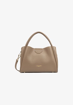 Sac à main en cuir texturé beige avec deux poignées arrondies, une bandoulière amovible et des accents métalliques dorés, y compris un logo de la marque.
