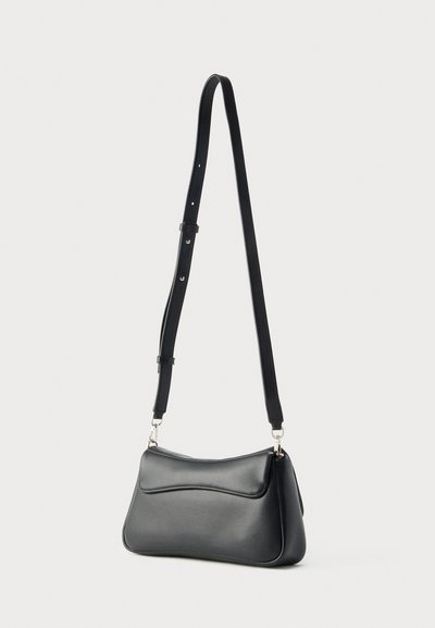 Crna kožna torba za rame s glatkom teksturom, zakrivljenim gornjim šavom, podesivim remenom i naglašenim srebrnim detaljima. Kompaktan i strukturiran dizajn.