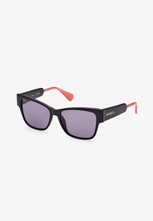 Gafas de sol rectangulares negras con lentes morados y patillas rosas. Con un logo en el lateral, presentan un acabado de plástico suave.