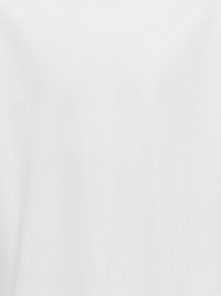 Chemise blanche unie à manches longues avec poignets boutonnés et une poche sur la poitrine gauche.