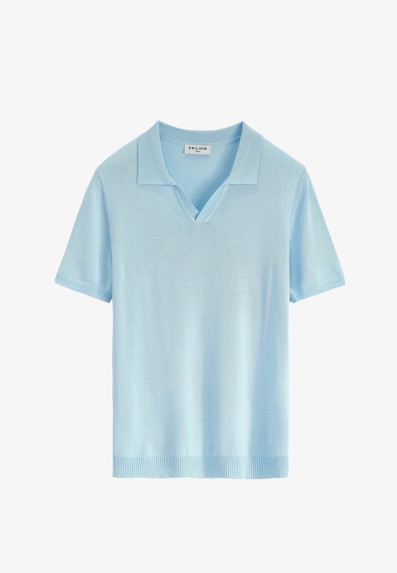Polo shirt tricot à manches courtes bleu clair avec un col en V, présentant des bords côtelés et une texture lisse. L'étiquette indique "FRILVIN."