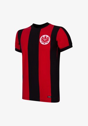 Rood-zwart gestreept voetbalshirt met korte mouwen, voorzien van een ronde hals en een centraal wit logo met een arendontwerp op de borst.