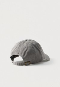 Γκρι βαμβακερό καπέλο μπέιζμπολ με καμπύλη γείσο, ρυθμιζόμενο λουράκι στο πίσω μέρος και έξι μικρές οπές για αερισμό.