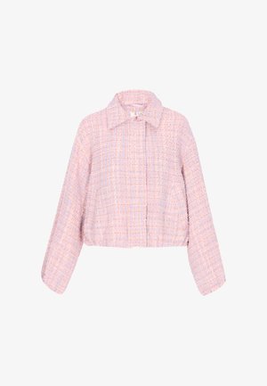 Růžový a levandulový tvídový zkrácený kabátek se širokým límcem a dlouhými rukávy, zdobený kostkovaným texturovaným vzorem.