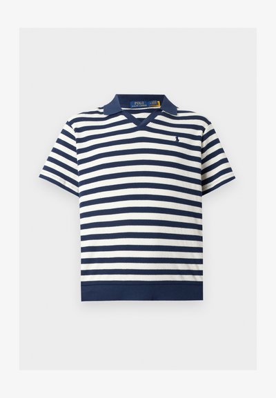 Polo de manga corta azul marino y blanco con rayas horizontales, con cuello y pequeño logo bordado en el pecho izquierdo.