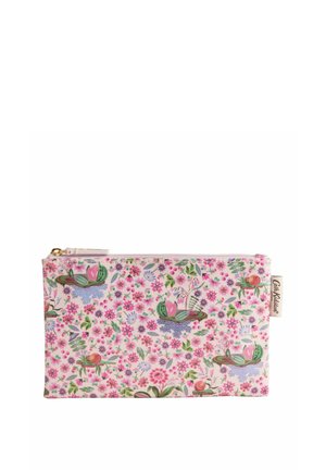 Pochette rectangulaire en tissu rose avec des feuilles vertes, des fleurs violettes et rouges, et une fermeture éclair au sommet.