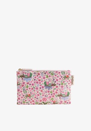 Pochette rectangulaire en tissu rose avec des feuilles vertes, des fleurs violettes et rouges, et une fermeture éclair au sommet.