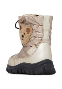 Stivale invernale beige imbottito con una patch a forma di faccia d'orso, tessuto testurizzato e suola in gomma nera. Presenta un cordino nella parte superiore per la regolazione.