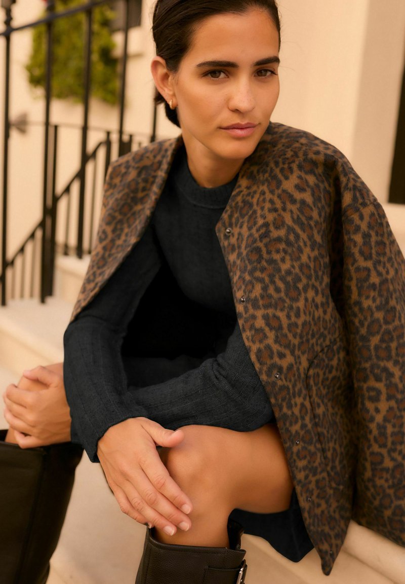 Next BRUSHED LONGLINE - REGULAR FIT - Bomberjacka - leopard